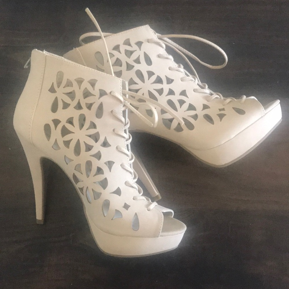 Women’s Size 8 nude bootie heels *NEVER WORN*
